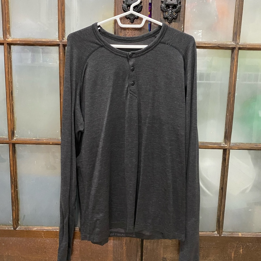 Lululemon Metal Vent Tech Henley. (L)